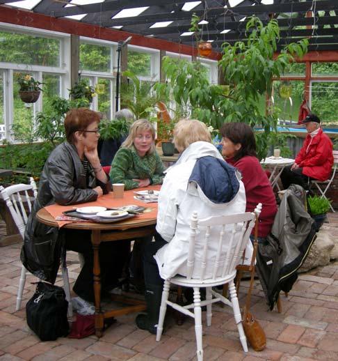 Tina Lindbergs växthuscafé i Slandrom, juni 2009 Jag har också som ett led i dokumentationsarbetet följt upp vissa av de intervjuer som gjorts på Föreningsarkivet/Landsarkivet med besök hemma hos