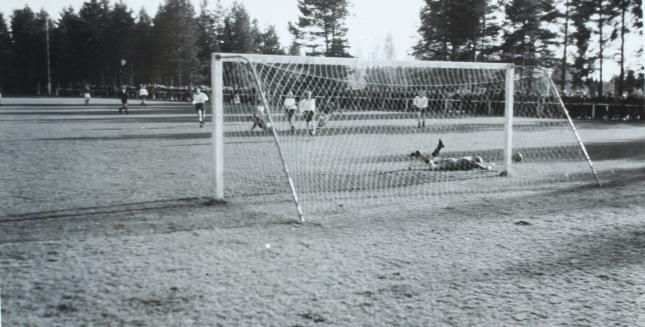 Färnäs spurt gav två poäng mot Islingby. Islingby IK-Färnäs SK 2-4. Text ur tidningsartikel. (Omg 19). Borlänge (DD).