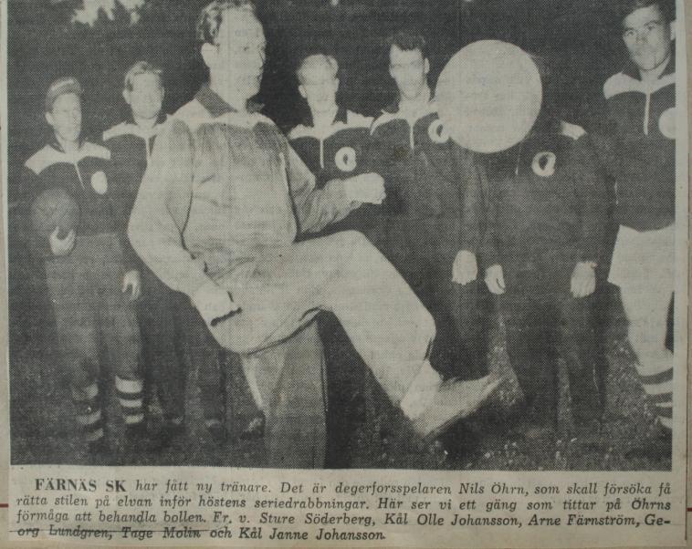Foto: Mora Bygdearkiv: Sam Lawson. Färnäs erövrade FK:s och Hälls första fotboll för våren Text från tidningsartikel Falu-Kuriren. Fredagen 17 maj 1957.