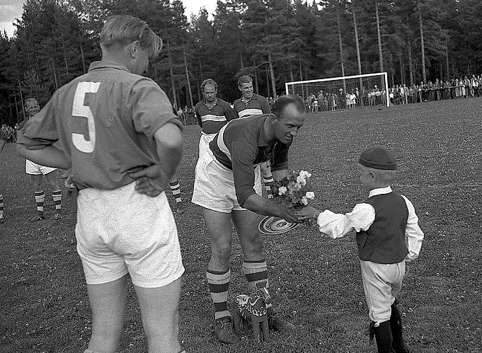 att Färnäs SK har rapporterat in pojkfotbollsverksamhet, Färnäs SK 4 lag, 12 matcher. Färnäs hårt brandskattat.