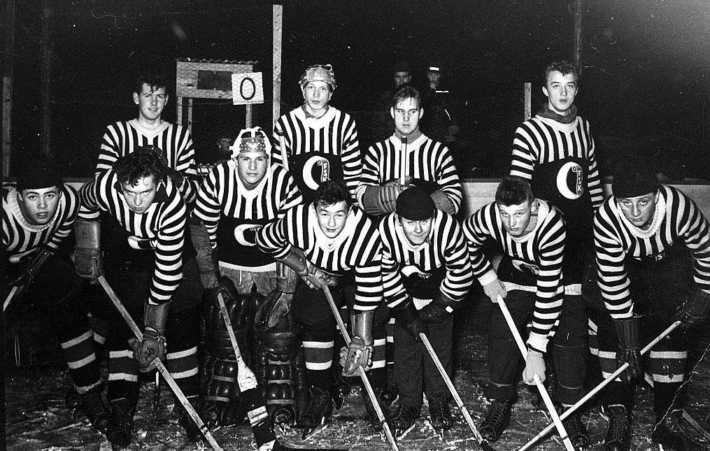 Färnäs Juniorlag 1957. Bakre raden fr.v.: Hans Erik Henriksson, Ingvar Olmås, Curt Lindh, Robert Olanås.