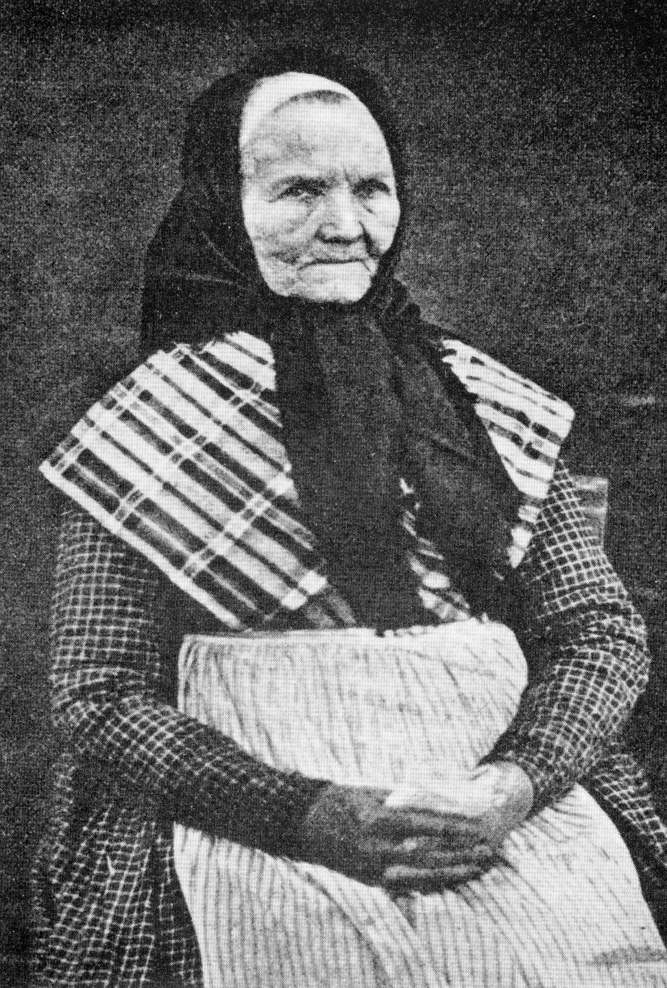 Detta är Anna Stina Zachrisdotter 1785-1875 gift med riksdagsmannen Peter Persson och mor till Anna Greta. Foto: Maria Tesch, Eksjö Forts från sid 6.