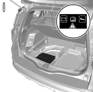 Du bör inte öppna det eller fylla på någon vätska. Märketikett A Följ anvisningarna på etiketten A. Du får inte göra några ingrepp på batteriet.