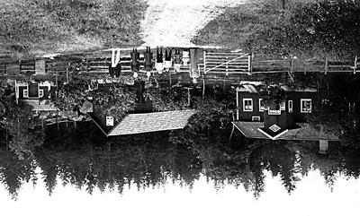 En bild av farfar, farmor och barnaskaran. Vallby år 1910 Trots att jag bara var tre år kommer jag ihåg farmor som snäll och mild.