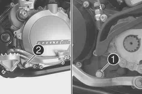 UNDERHÅLL AV CHASSI OCH MOTOR 70 9.103Byta växellådsolja x B00050-10 (250 SX) Ta bort skruven för växellådsoljenivåkontrollen. Kontrollera oljenivån i växellådan.