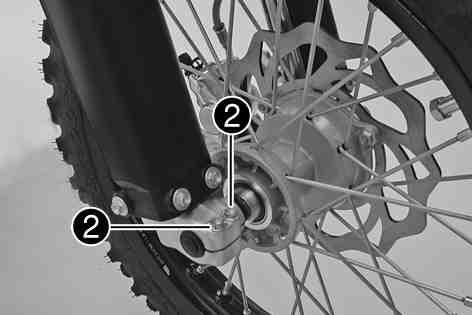 Skruv hjulaxel fram M10 40 Nm Kör ner motorcykeln från monteringsstativet. ( s 21) 9.