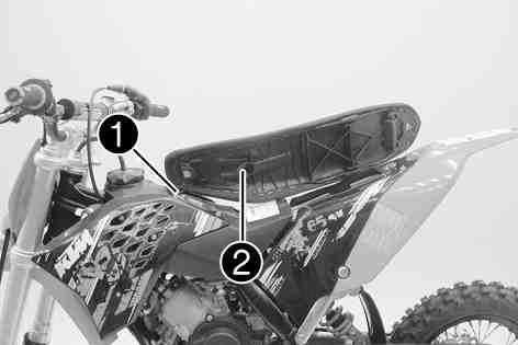 UNDERHÅLL AV CHASSI OCH MOTOR 51 9.74Ta bort sadeln Öppna snabbkopplingen och lyft upp sadeln baktill. Dra sadeln bakåt och ta bort den. 300633-10 9.