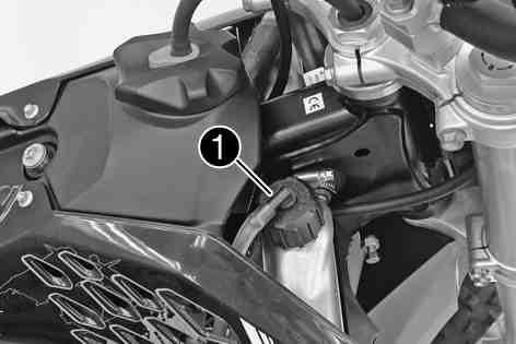 UNDERHÅLL AV CHASSI OCH MOTOR 52 Utför dessa arbeten när motorn är kall. Ställ motorcykeln på en vågrät yta. Ta bort kylarlocket. Kontrollera kylvätskans frostskydd.