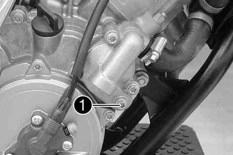 UNDERHÅLL AV CHASSI OCH MOTOR 53 9.79Tappa av kylvätska x Risk för skållskador När motorcykeln körs blir kylvätskan mycket varm och dessutom trycksatt.