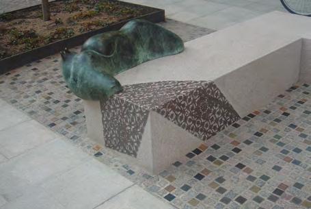 Taktila plattor av granit med frästa spår, för att markera riktningen Konstnärlig utsmyckning där man utnyttjat