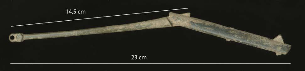 Mellan härden och husväggen återfanns delar av en bronsvåg (ID:683). Fyndet är inte den första del av en bronsvåg som återfunnits men måtten på den är ovanligt stor.