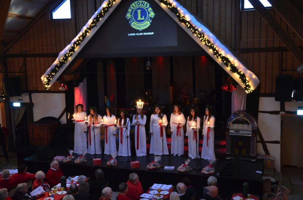 Lions Club Skurup Kaffe, lussekatter, vackert Luciatåg med skönsjungande tjejer. Sång och musik av våra egna medlemmar i sånggruppen Lejongapen.