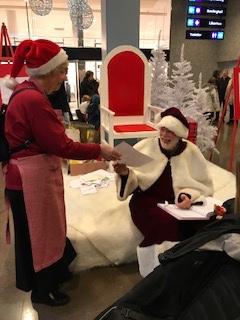 Lions Club Malmöhus Tomtemor och tomtefar delade ut julklappar till alla barn upp till 12 år vid julmarknaden på