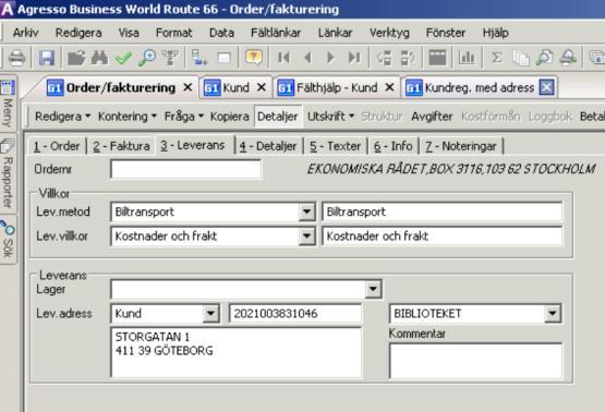Flik 3 Leverans På flik 3 finns möjlighet att välja leveransadress, om sådana finns registrerade på kunden. Leveransadressen skrivs ut på fakturan.