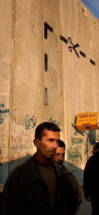 Grafittin på muren i Betlehem skyms litet, men sedd i sitt sammanhang är den trotsig och drastisk: En streckad linje och en sax, som på paket och förpackningar säger: Klipp upp och öppna här!