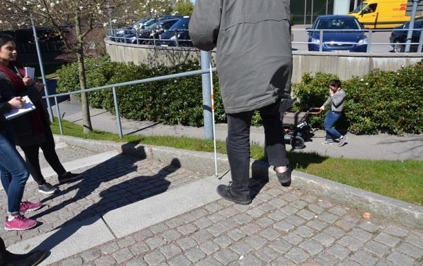 Figur 19. En hög kansten ligger mellan trappstegen och ledstången. Figur 20.