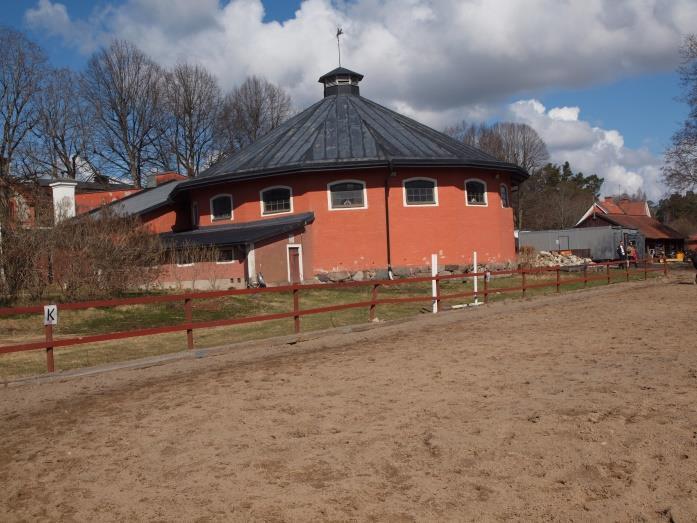 Till en början fanns det ca sju ponnyer på ponnyridskolan i Karlslund och man hade ungefär 250 uppsittningar fördelat på 37 grupper samt drop in-ridningar.