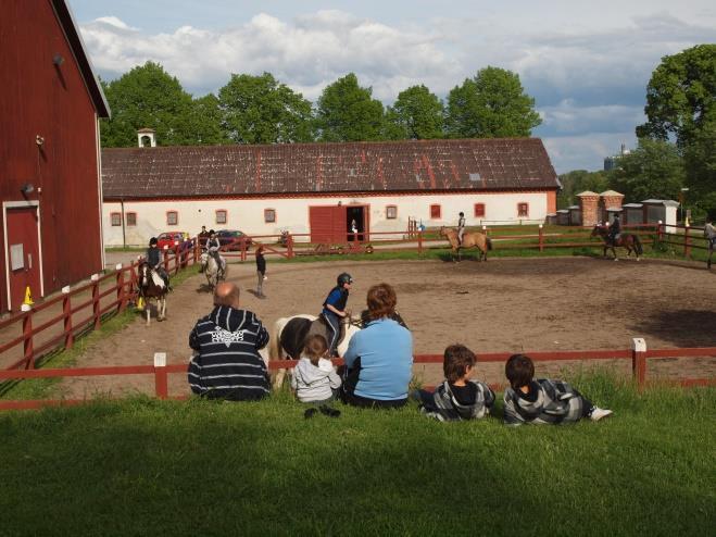 Policyn var länge att för att få börja rida på lektion skulle man fylla 7 år under kalenderåret.