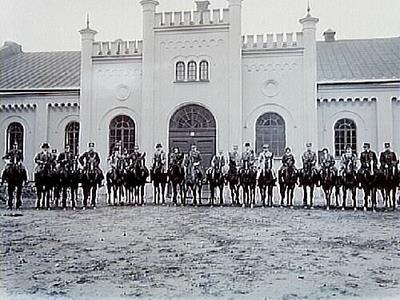 Th. Sundin var av allt att döma kvar i ridskoleverksamheten, för 1909 övertog han i sin tur densamma för att under 18 år hålla igång ridundervisningen i ridhuset och i trakten runt om Örebro.