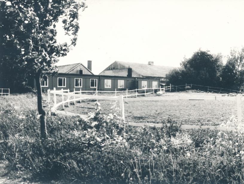 Pettersbergsstallet till vänster och ridhuset till höger med Barren i förgrunden.