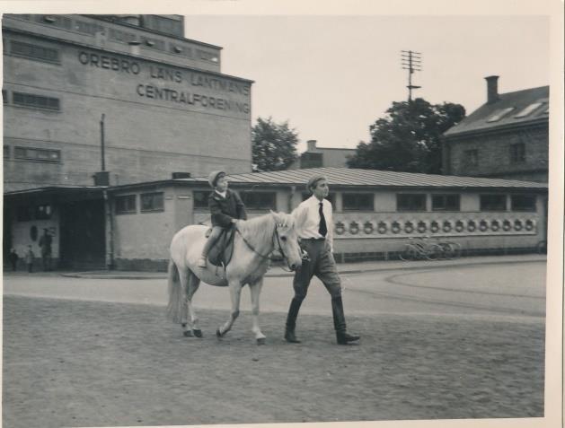 Cajsa Silfverswärd som Malin nämner ovan, undervisade på ridskolan under 1950- och1960-talet. Cajsa Silfverswärd på Hamnplan leder ponny 1955. K. Holmgrens fotoarkiv samt i Pettersbergs ridhus 1966.C. Hedbergs fotoarkiv Per Johansson som red på ridskolan från början av 1960-talet minns att det inte bara var ridning som stod på programmet.