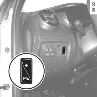 PARKERINGSASSISTANS (2/2) 1 2 Funktionsfel När systemet upptäcker en driftstörning visas meddelandet kontrollera parkeringsassistansen på instrumentpanelen tillsammans med kontrollampan och en