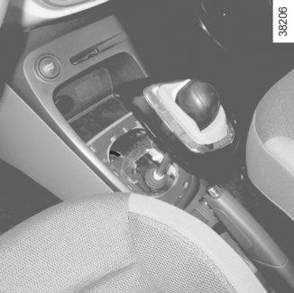 AUTOMATVÄXELLÅDA (3/3) Stopp av bil Släpp upp gaspedalen, tryck ner bromspedalen och för växelväljaren till läge P: Växellådan är i neutralläge och drivhjulen spärras mekaniskt av växellådan.