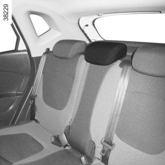 Detta läge får inte användas om någon passagerare sitter på platsen. Borttagning av nackskyddet Lyft nackstödet så långt det går och tryck sedan på knappen A och dra ut nackstödet.