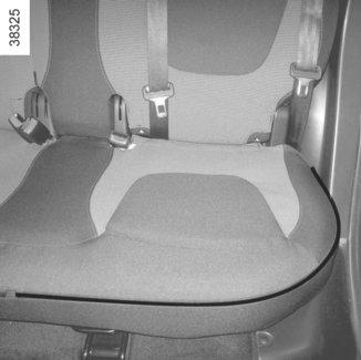 Borttagning av sitsens klädsel B Öppna blixtlåsen 7 och 8 för sitsen B, ta bort klädseln enligt