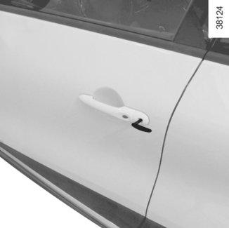 LÅSNING OCH UPPLÅSNING AV DÖRRAR OCH LUCKOR (1/2) Låsning/upplåsning av dörrarna utifrån Du låser och låser upp med RENAULTkortet. Se avsnittet RENAULT-kort i kapitel 1.