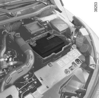 BATTERI: starthjälp (2/2) Start med hjälpstartbatteri Om du för att kunna starta behöver använda batteriet från en annan bil, skaffa elektriska kablar som är anpassade (mycket viktigt) hos din