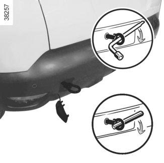 BOGSERING: starthjälp (2/2) 5 3 4 6 4 Använd en stel bogserstång. Om du använder ett rep eller en vajer (om landets lagstiftning tillåter det), måste den bogserade bilen kunna bromsa.