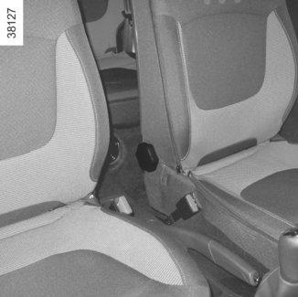 FRAMSÄTEN 2 4 1 3 Framåteller bakåtskjutning av stolen Lyft handtaget 1 för att låsa upp. Släpp handtaget när du har ställt in önskat läge och kontrollera att stolen har spärrats ordentligt.