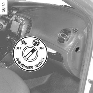 BARNSÄKERHET: urkoppling och inkoppling av passagerarairbag fram (3/3) 1 2 Funktionsfel Vid fel på systemet inkoppling/urkoppling av airbags på passagerarplatsen fram får man absolut inte installera
