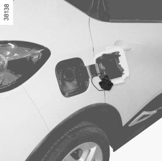 BRÄNSLETANK (1/3) 1 A Bränslekvalitet Använd bränsle av bra kvalitet som uppfyller gällande nationell lagstiftning och som ovillkorligen överensstämmer med anvisningarna på tankluckan A.