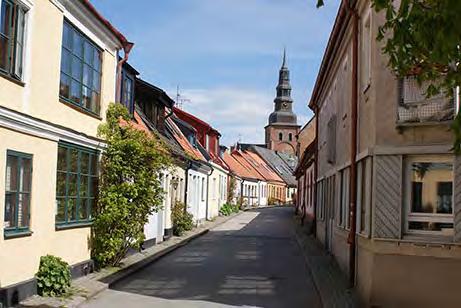 I Ystads kommun bor närmare 60 % av befolkningen i äganderätt, ca 25 % i hyresrätt och ca 15 % i bostadsrätt. Detta kan jämföras med storstäderna t.ex.