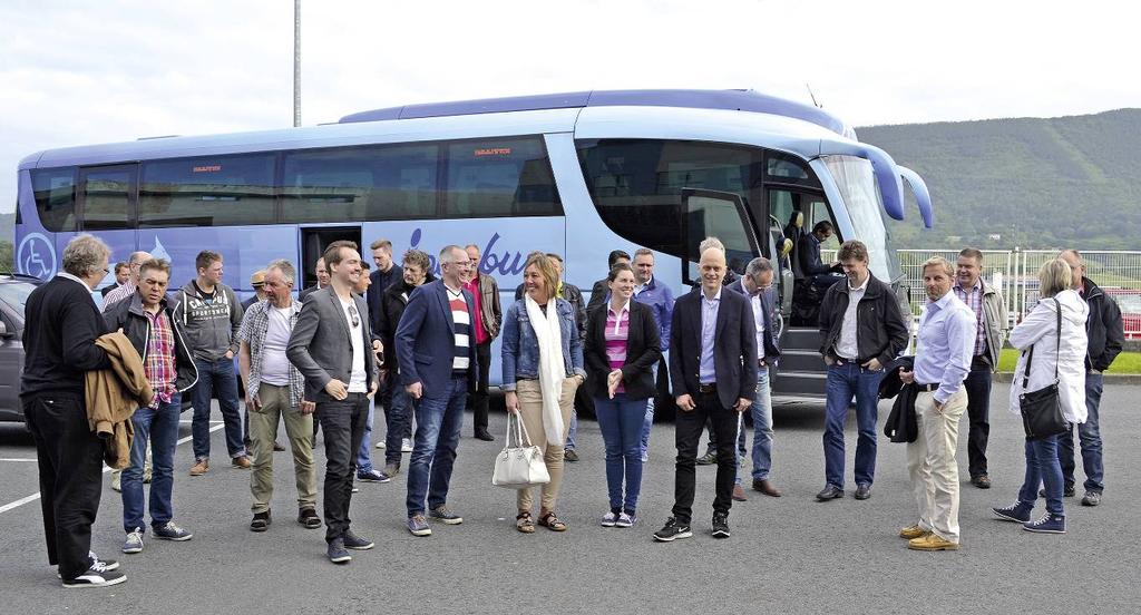 FÖRETAGET SALTO Svenska kunder på besök hos Salto i San Sebastian FABRIKSBESÖK. Besökarna på väg till fabriksvisning hos i San Sebastian.