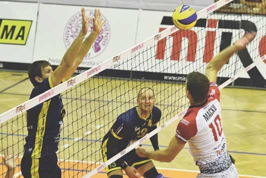 SERVIS 25 EXTRALIGA VOLEJBALISTOV 3. KOLO: Prvé víťazstvo nováčika zo Zvolena Vo východniarskom derby útočí Prešovčan Macko proti blokujúcemu Košičanovi Krížovi, prizerá sa Jakubov.