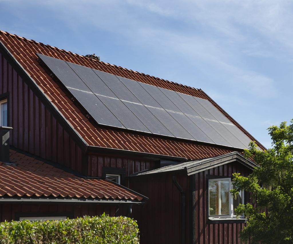 Solenergianläggningen är en del av byggnadens arkitektur Solcellspaneler och solfångare finns i många olika varianter, prisklasser och verkningsgrader.