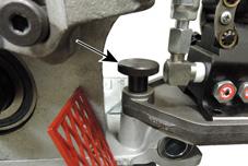 Placera hydraulhandpumpen över ett av lyfthandtagen på verktygshuvudet och se till att läppen