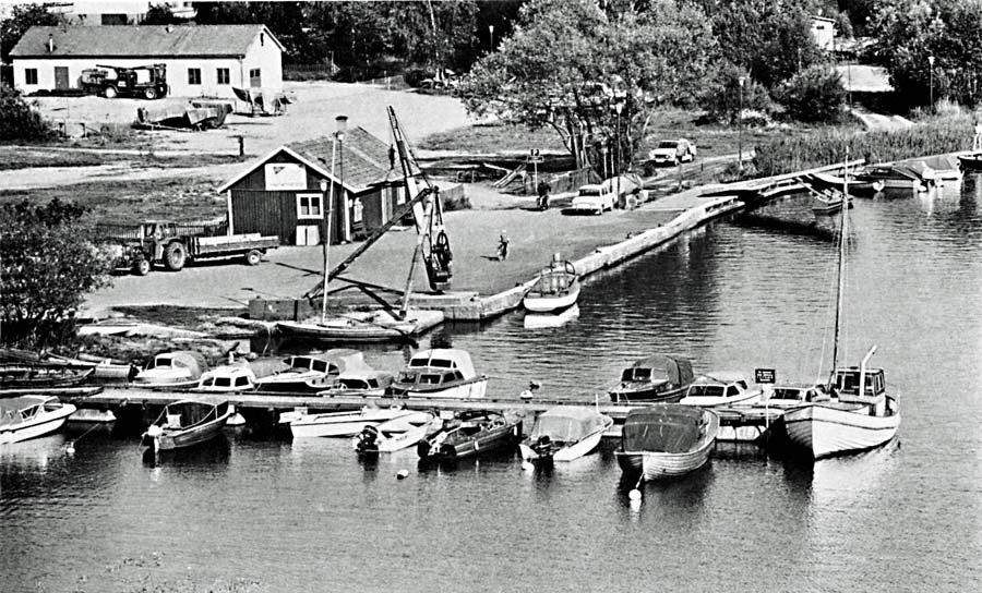 Tranås hamn med den gamla uppläggningskranen och byggnaden i mitten är numera hamnkaféet. Längst upp till vänster ligger Cementgjuteriet, där finns numera Huges Marina.