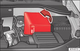 För fordon med batteriet i bagageutrymmet: Kontrollera att batteriets ventilationsslang sitter ordentligt fast. VIKTIGT Koppla aldrig ur batteriet om tändningen är på eller motorn igång.