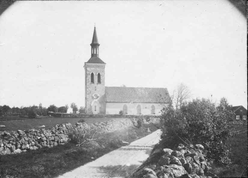 År 1831 uppfördes en ny läktare vid den västra gaveln och 13 år senare lät församlingen ersätta takets spåntäckning med ett nytt tegeltak.