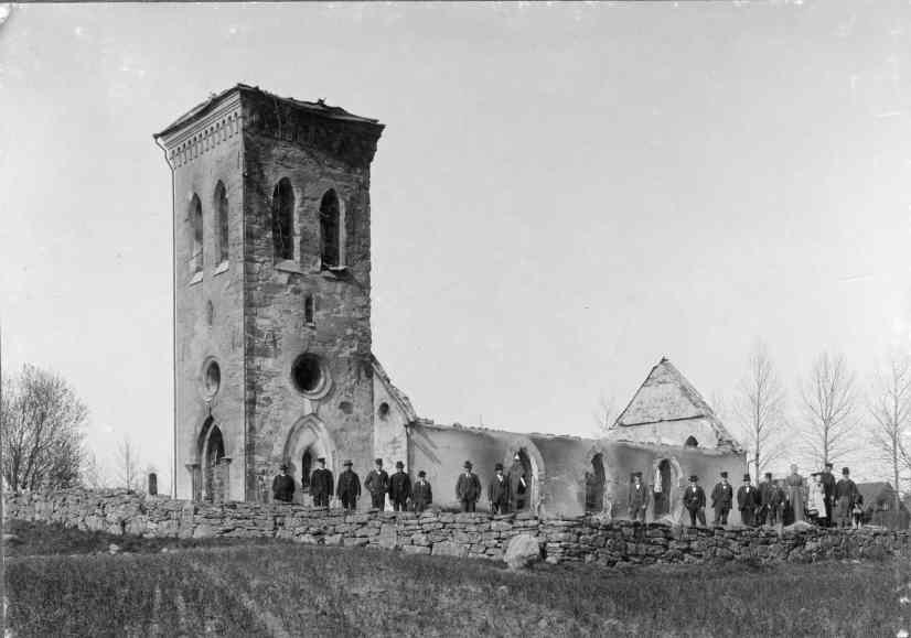 en ny dopfunt som utfördes i granit. Den första större restaureringen av kyrkan sedan återuppbyggnaden påbörjades 1951. Restaureringsprogrammet upprättades av arkitekt Bent Jörgen Jörgensen, Växjö.