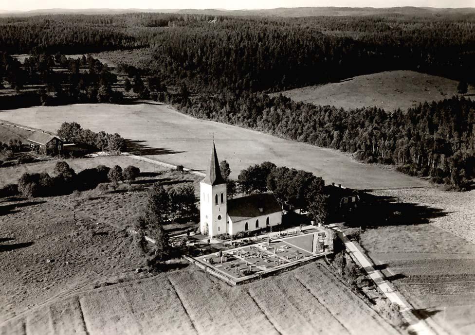 Beskrivning och historik Kyrkomiljön Kyrkan är belägen i västra delen av Jönköpings län vid Nissafors samhälle. Kyrkobyggnaden är högt belägen i ett kuperat landskap.
