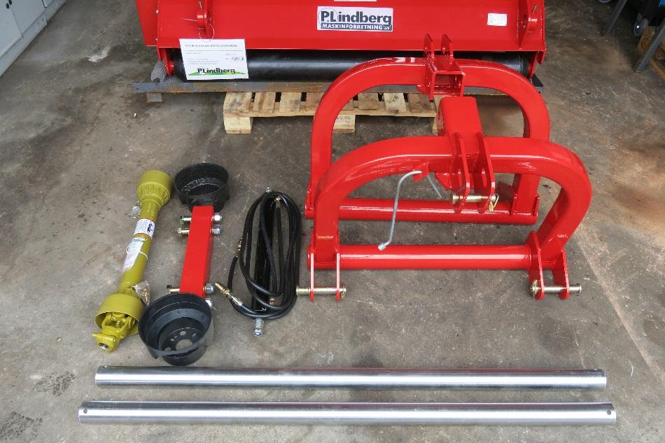 Mounting and set-up Mount the flail mower as shown in the series of photos below. Tighten all bolts and screws on the mower, even the components that were attached at the factory.