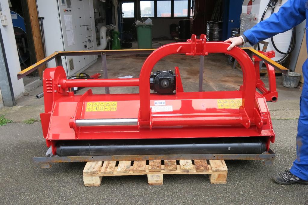 Unpacking: The flail mower in a package cage. Cut off the packaging ends on each side and loosen the 4 bottom bolts. Now, it will be easiest to remove the loose parts.