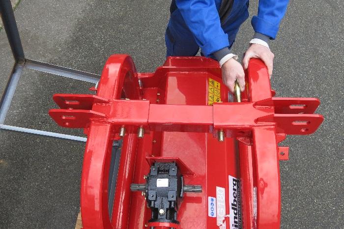 Mount the side-shift cylinder so that the