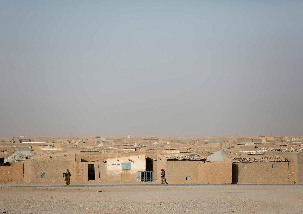 OMVÄRLDEN HAR VÄNT DEM RYGGEN I över 40 år har de västsahariska flyktingarna levt i lägren i den algeriska öknen, i väntan på en