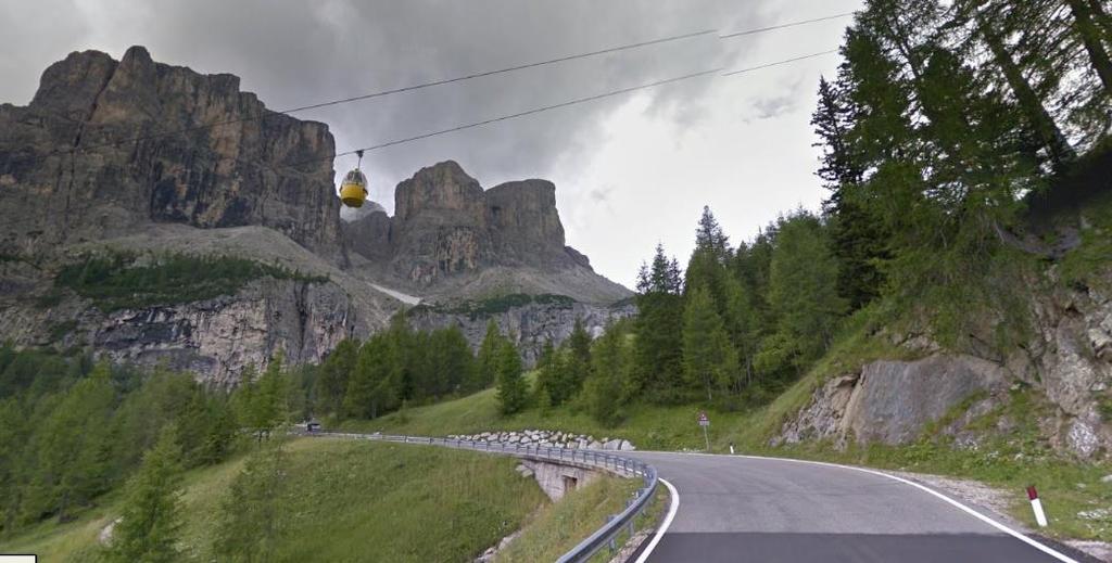 SS243 i Dolomiterna, mellan Colfosco och Passo Gardena. Image data 2017 Google.